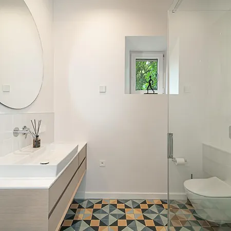 Spacious Apartment In Historical District With Free Parking Apartamento *