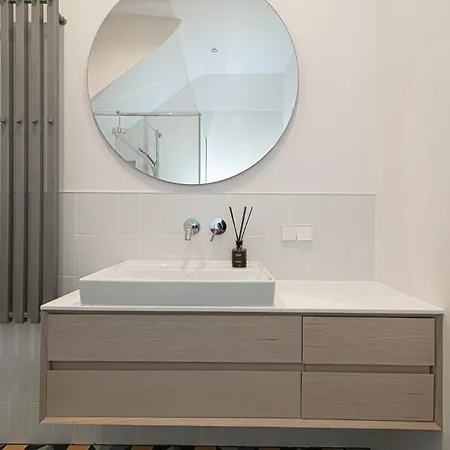 Spacious & Stylish In Center Apartment *