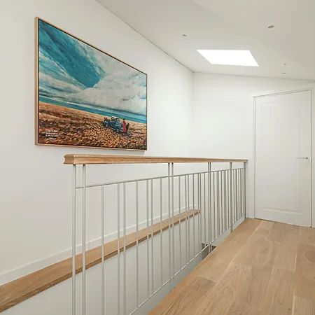 Spacious In Historical District With Free Parking