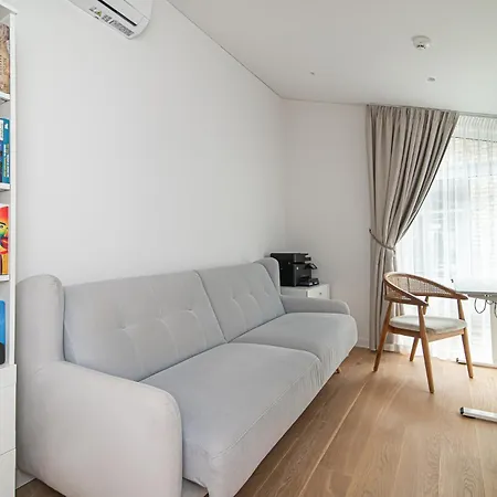 Spacious & Stylish In Center Apartment *