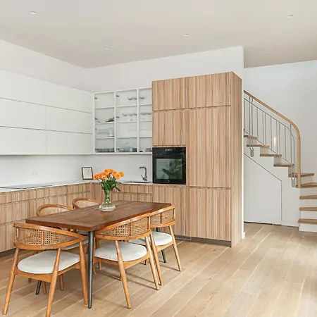 Spacious In Historical District With Free Parking 아파트 *
