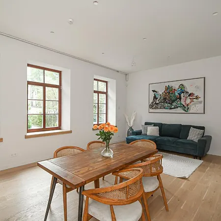 Spacious In Historical District With Free Parking 아파트